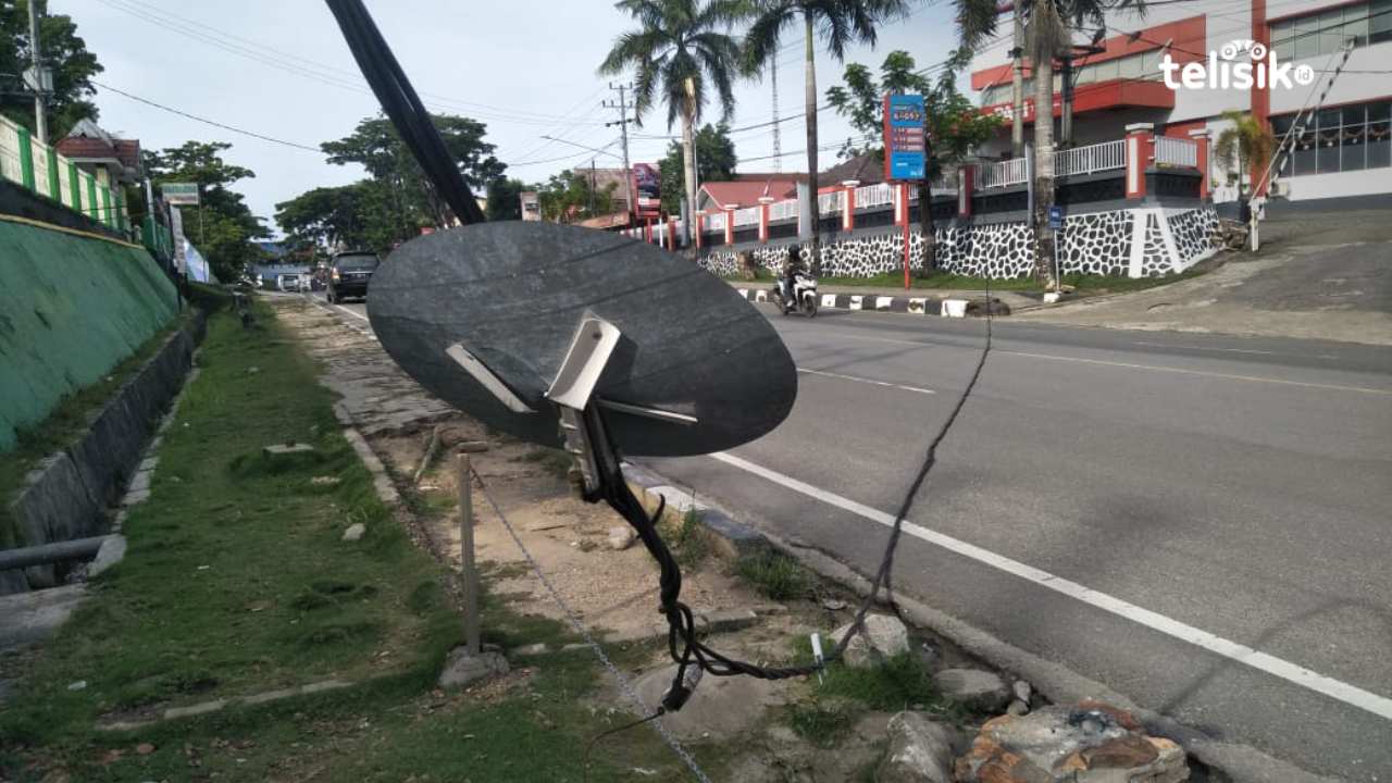 Kabel Tegangan Tinggi Putus Membentang di Tengah Jalan