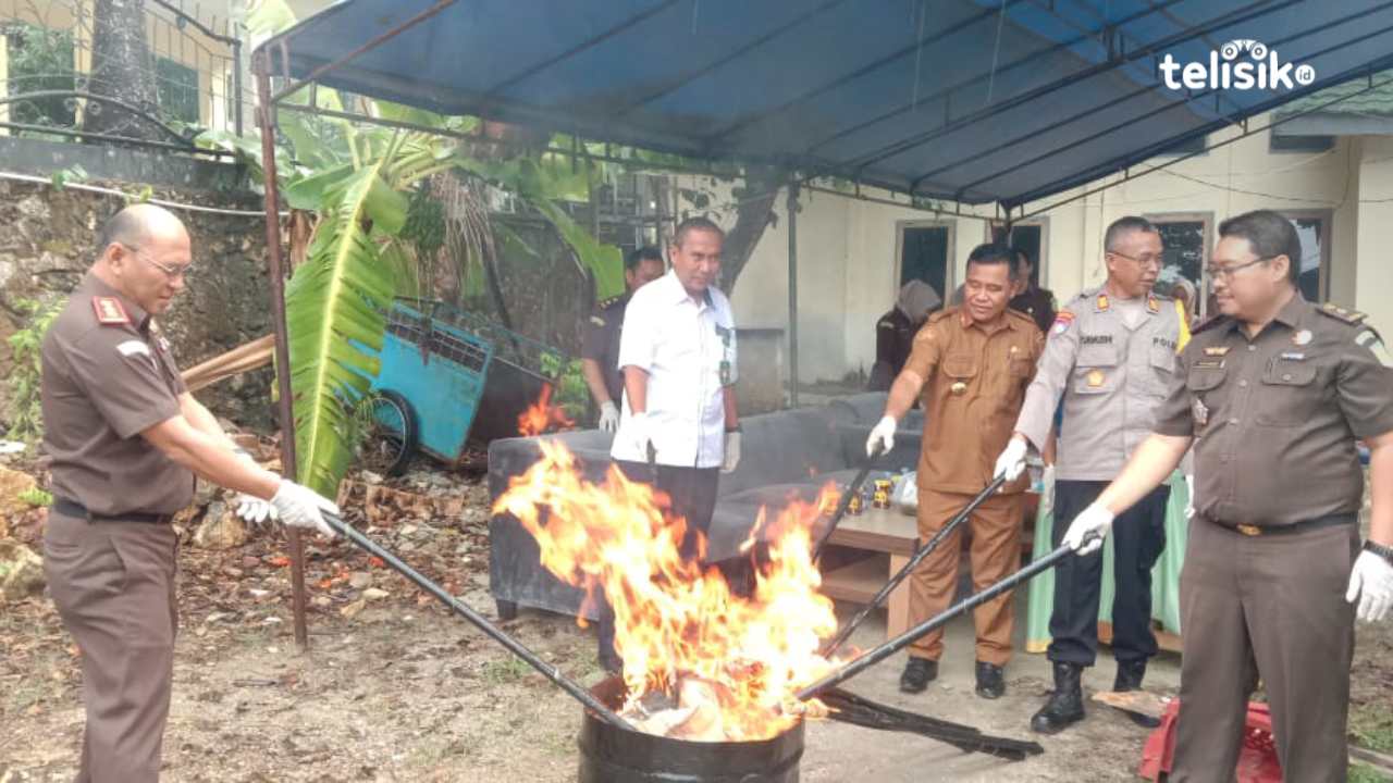 Kejari Muna Musnahkan Barang Bukti 38 Perkara Pidum