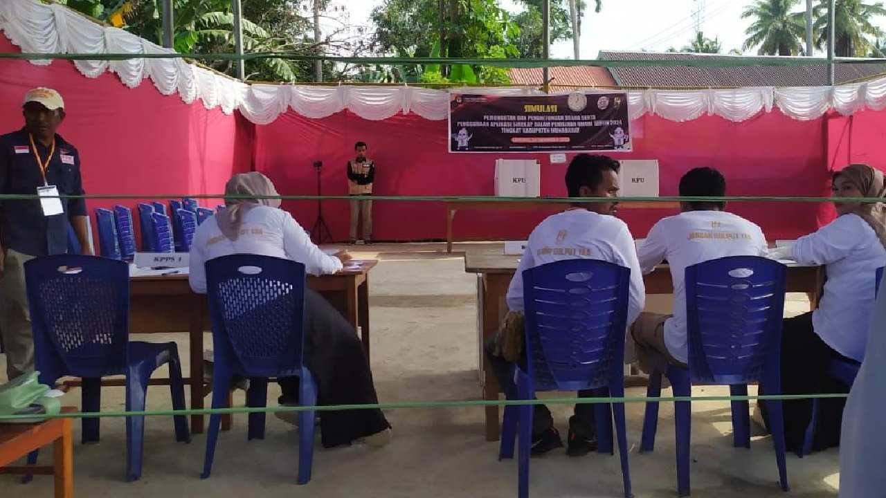 KPU Muna Barat Simulasi Perhitungan Suara dan Penggunaan Aplikasi Sirekap