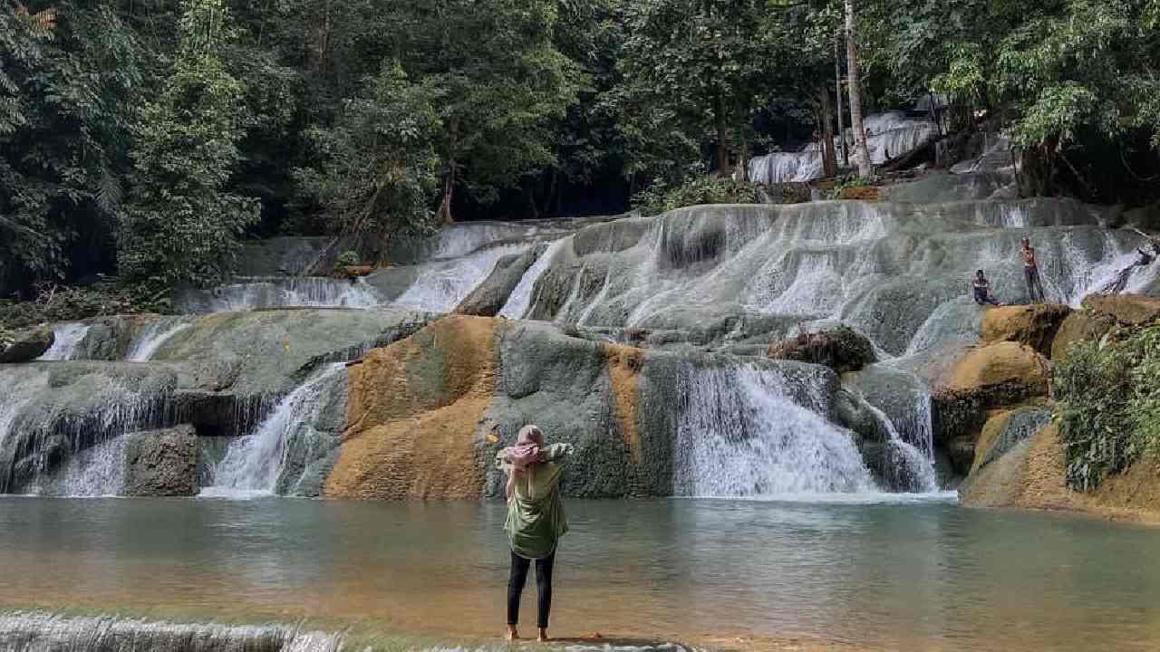 Memukaunya Air Terjun Moramo jadi Rekomendasi Wisata Tahun Baru