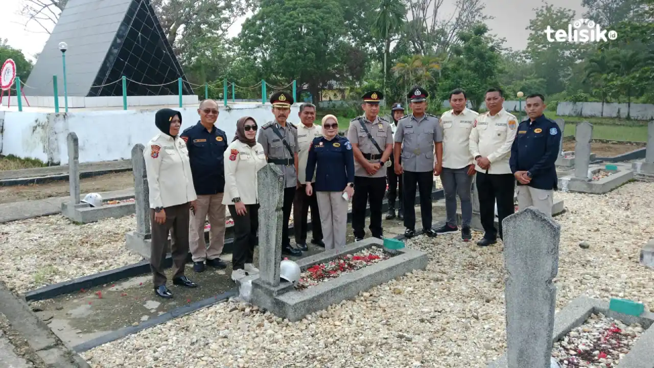 Peringati HUT ke-43, Satpam Gelar Tabur Bunga di Taman Makam Pahlawan