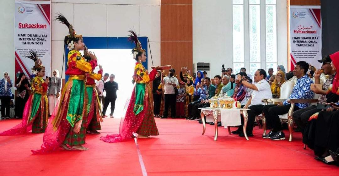 Pj Gubernur Beri Bantuan Siswa SLB di Sulawesi Tenggara