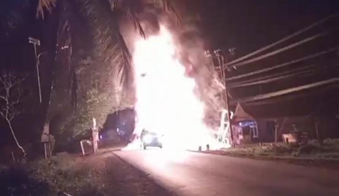 Sebuah Minibus di Kolaka Timur Terbakar, Api Ikut Sambar Tiang Listrik