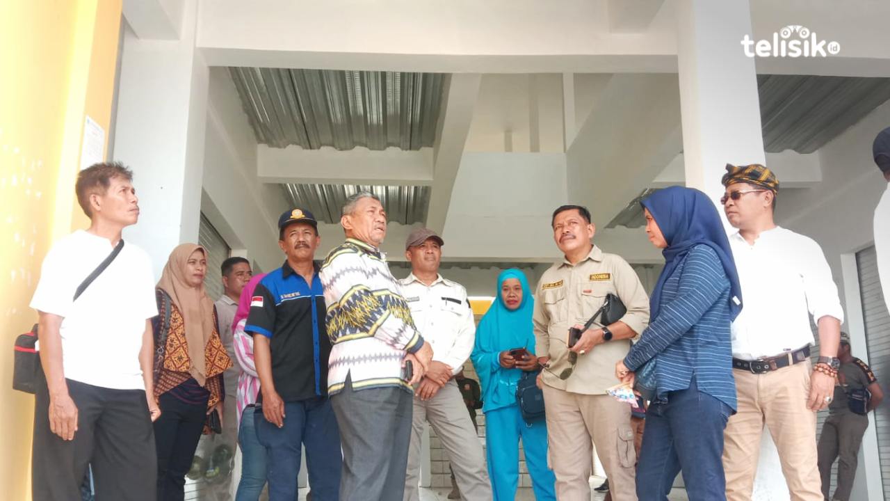 Atap Pasar Bocor, Plt Bupati Muna Janji Perbaiki