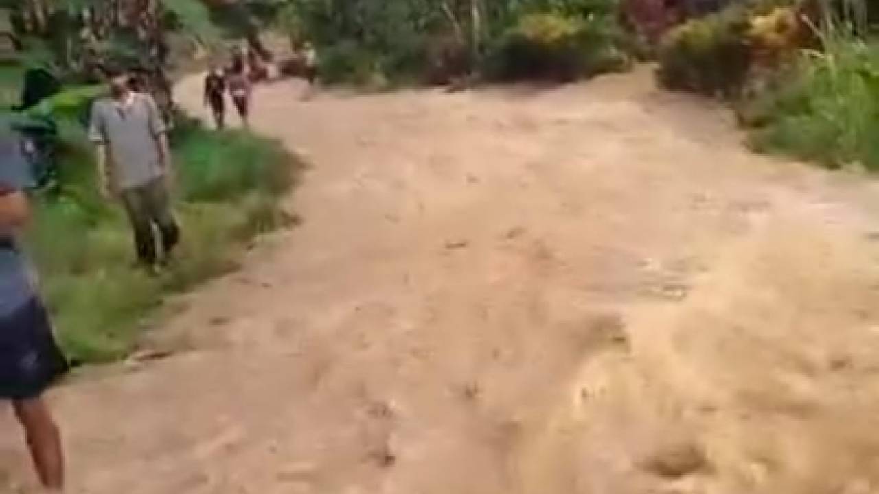 Banjir di Kolaka Utara Rusak Infrastruktur Jalan dan Kebun Warga