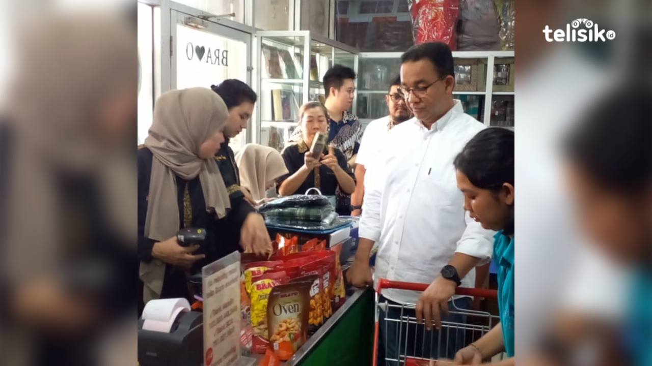 Beli Oleh-Oleh, Anies Baswedan Borong Kacang Mete dan Kain Tenun Khas Sulawesi Tenggara