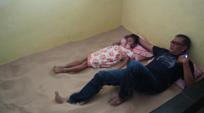 Bukan Kasur atau Springbed, Warga Sumenep Justru Betah Tidur Beralaskan Pasir