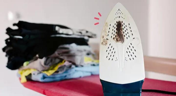 Cara Hilangkan Noda Bandel dan Lengket di Setrika