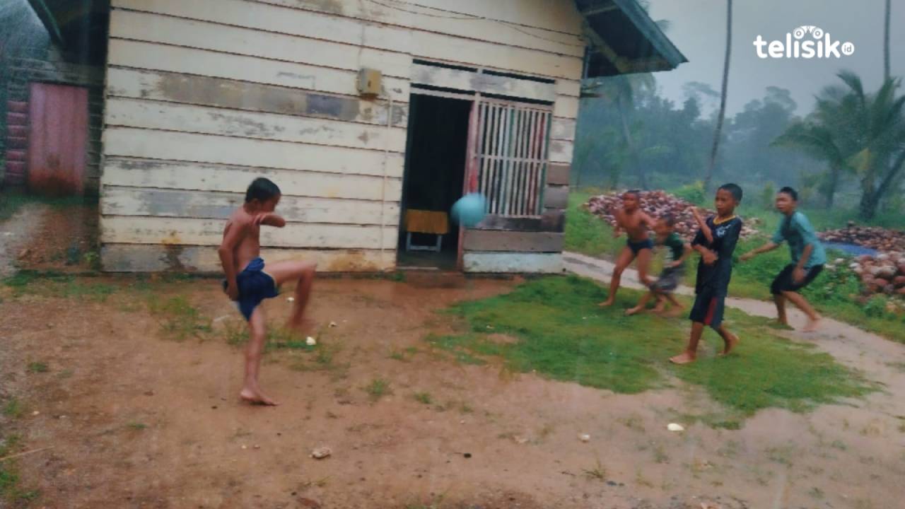 Foto Humanis: Permainan yang Dirindukan Saat Musim Hujan