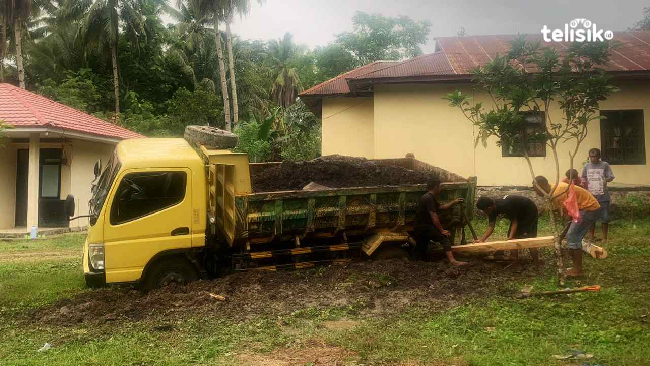 Hujan Deras di Baubau, Pohon Tumbang Sebabkan Mobil Truk Tertancap Tanah