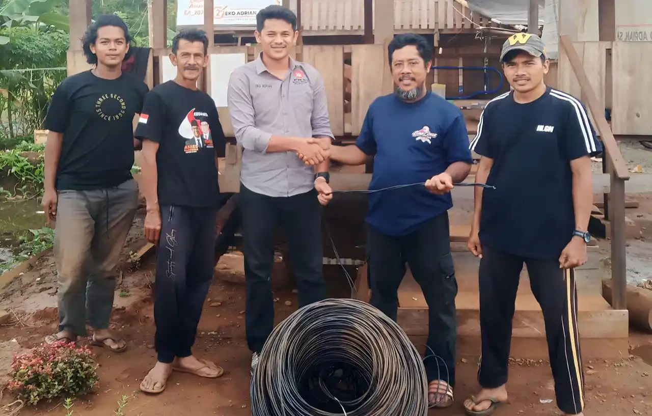 Inisiatif Sinari Wilayah Terpencil, Caleg Ini Bagikan Kabel Listrik Gratis