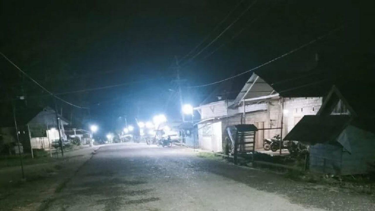 Kini Tak Lagi Gelap, 117 Unit Lampu Jalan Tersebar di Desa Mantowu Buton