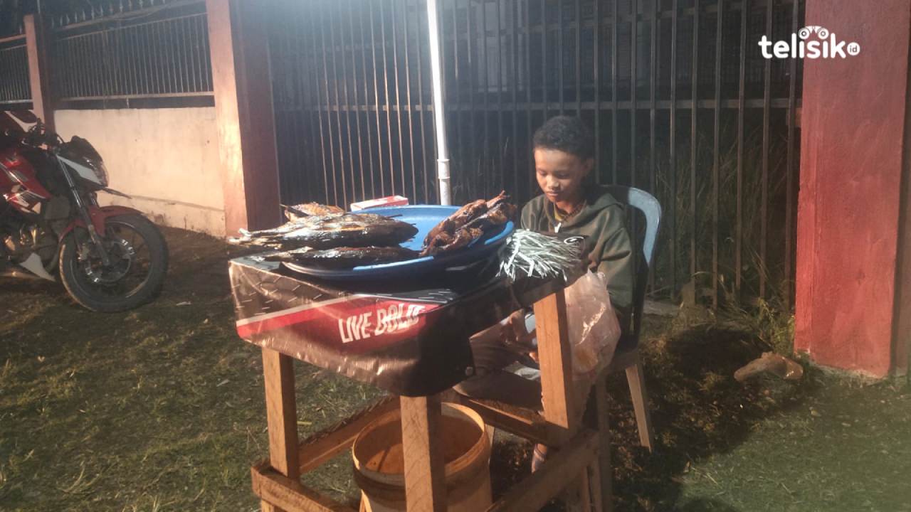 Kisah Pilu, Riski Bocah Yatim Piatu Jualan Ikan Asap Cita-Cita jadi Polisi