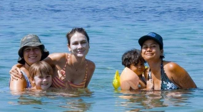 Liburan di Pantai, Sunblock Luna Maya Jadi Sorotan