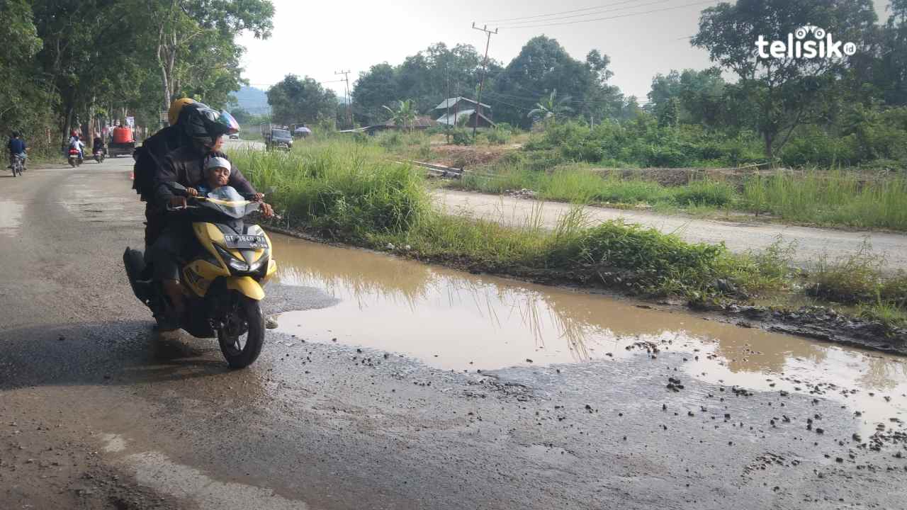 Merasa Dianak Tirikan, Warga Kendari Keluhkan Jalan Rusak dan Berlobang