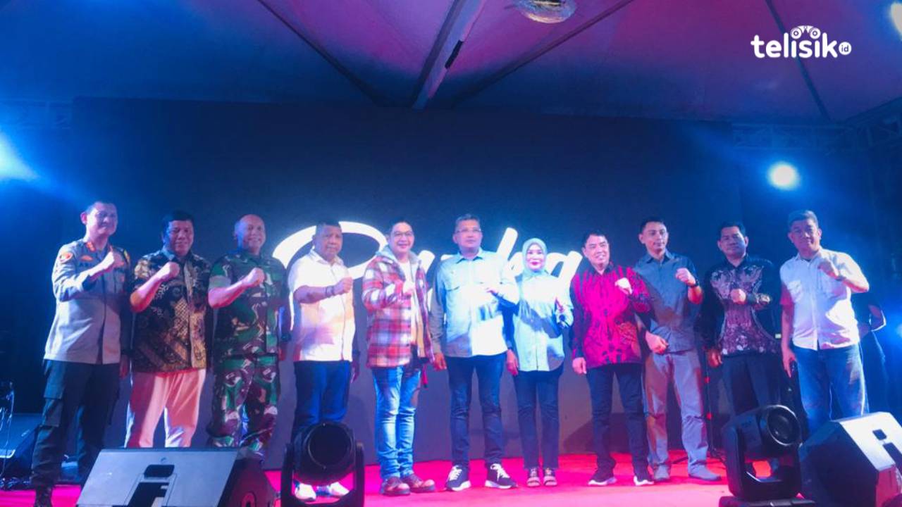 Pasha Ungu Hibur Masyarakat Kota Kendari, Nyanyi Bareng Pj Wali Kota Kendari