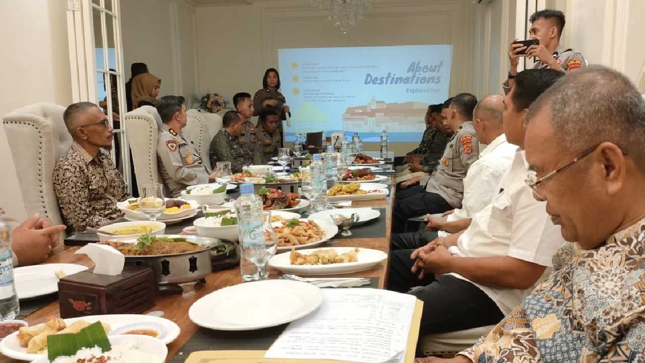 Pemda Muna Barat Gandeng Biro SDM Polda Sulawesi Tenggara Ringankan Siswa Masuk Sekolah Dinas