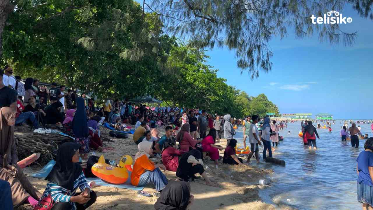 Puncak Libur Nataru, Ribuan Wisatawan Serbu Pantai Toronipa