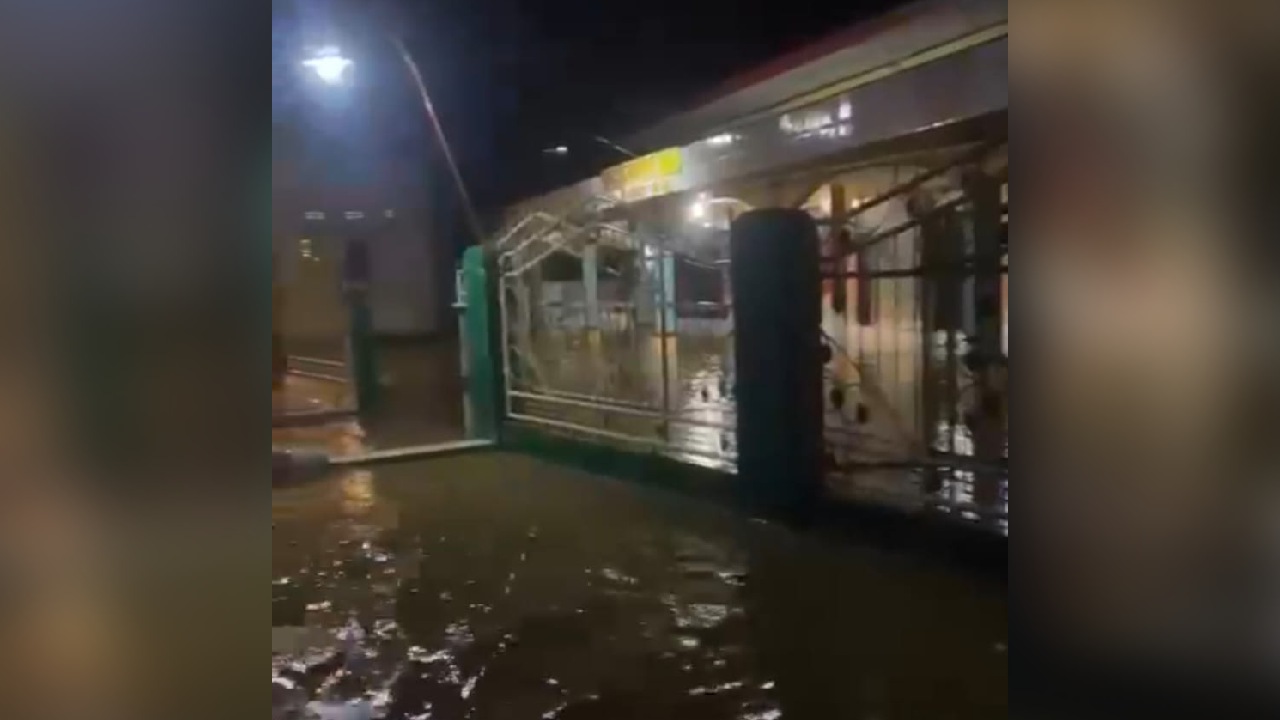 Ratusan Rumah Terendam Banjir, Jembatan Ikut Ambruk