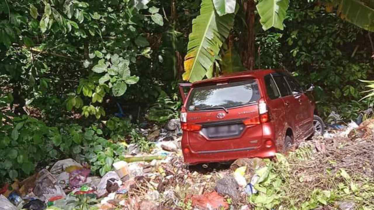 Sebuah Mobil di Buton Nyunsep di Tempat Pembuangan Sampah