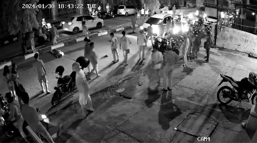 Seorang Pejalan Kaki Ditabrak Motor di Baubau Terekam CCTV