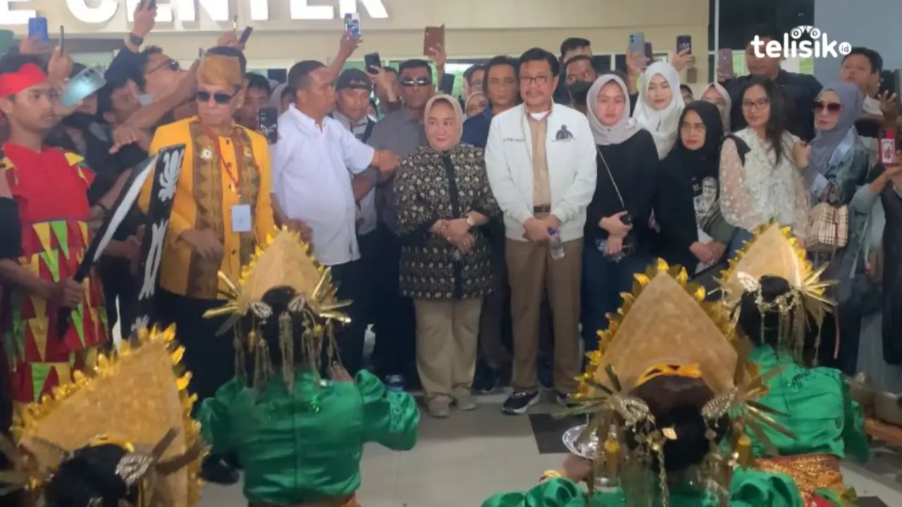 Tiba di Sulawesi Tenggara, Nur Alam Disambut dengan Upacara Adat