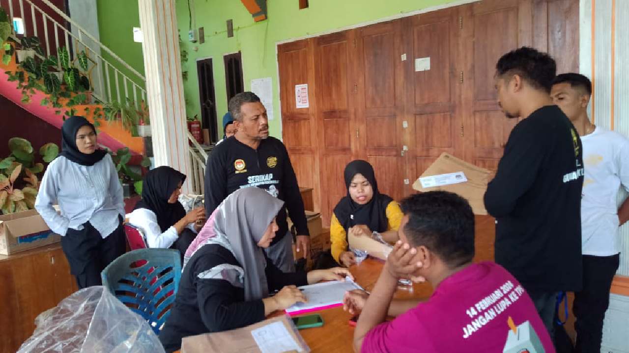 Warga di Muna Barat Dilibatkan dalam Penyortiran Surat Suara Pemilu 2024