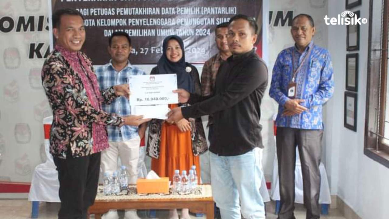 Alami Kecelakaan Kerja, KPU Muna Beri Santunan Empat Badan Adhock