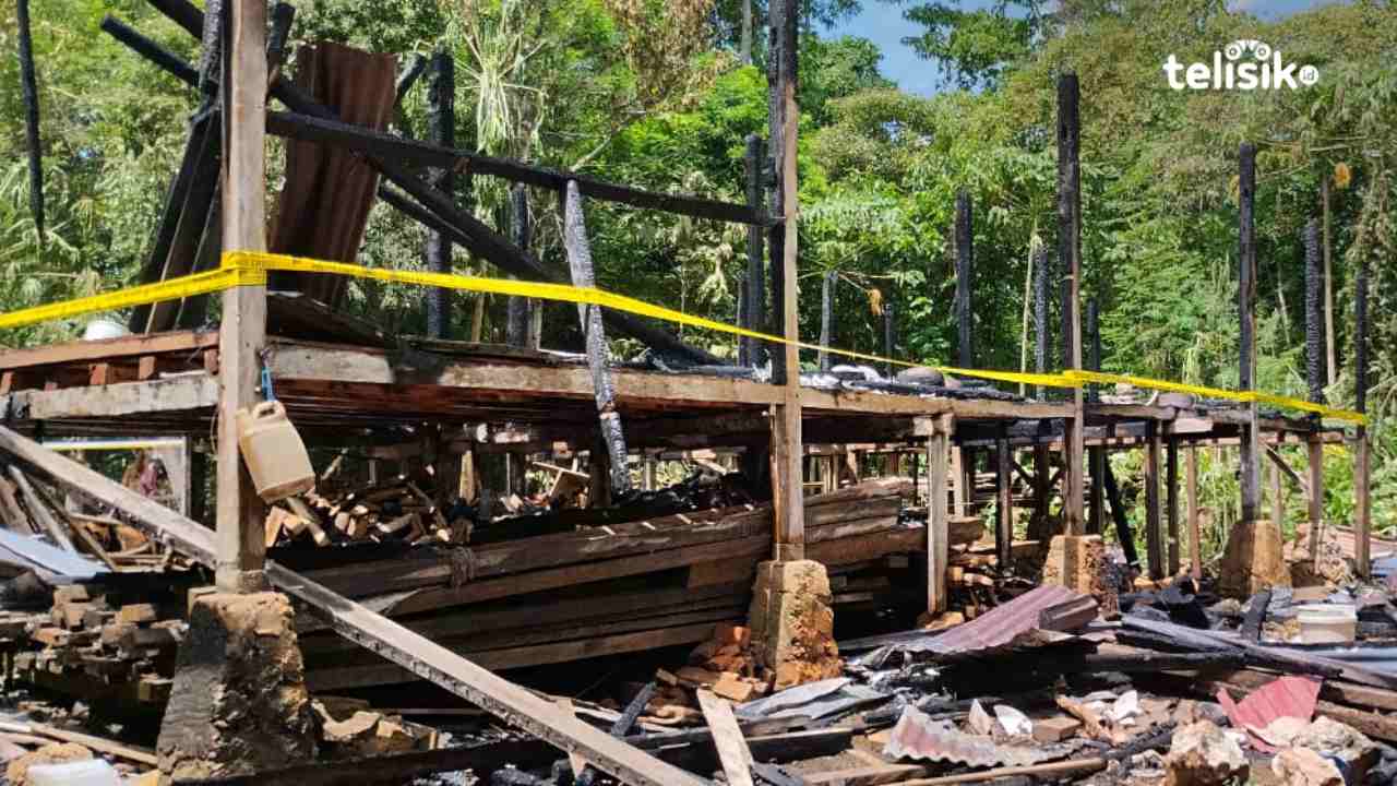 Damkar Telat Datang, Satu Rumah Habis Dilalap Si Jago Merah