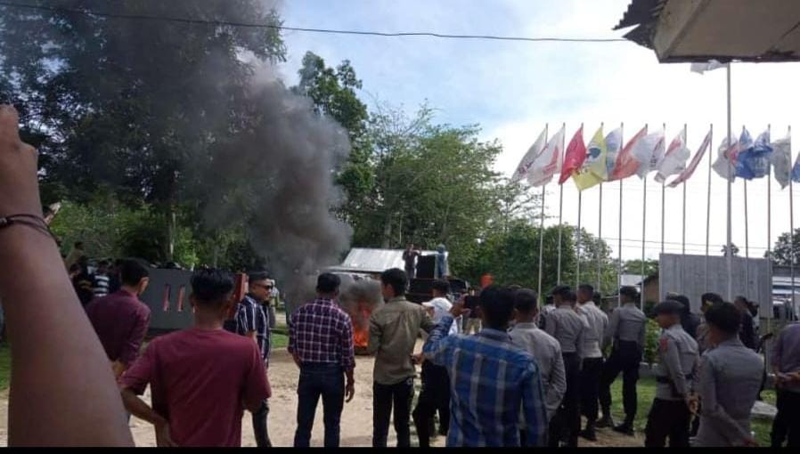Diduga Ada Kecurangan Saat PSL, Massa Demo KPU Muna Barat