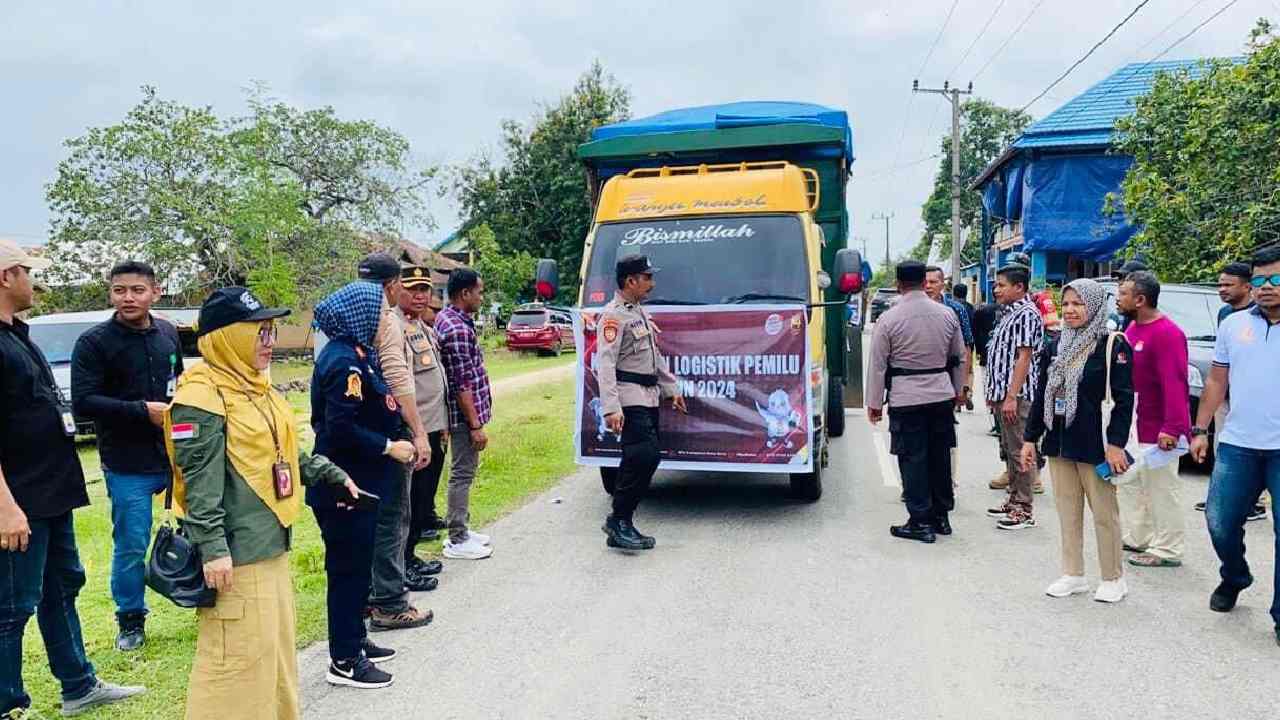 Distribusi Logistik di Muna Barat Dipastikan Sampai ke Semua TPS Malam Ini