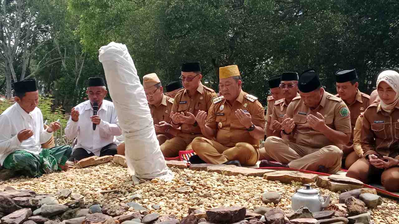 HUT ke-64 Kabupaten Konawe, Pj Bupati Harmin Ramba Ziarah Makam Raja Lakidende