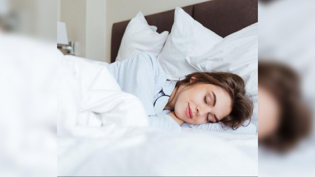 Jangan Sepelekan, Ini Bahaya Tidur Menggunakan Make Up