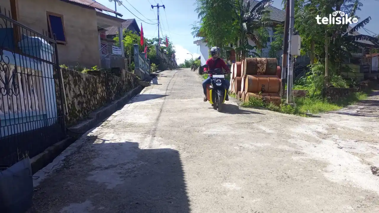 Jenuh Menunggu Janji, Masyarakat Perbaiki Jalan Pakai Dana Pribadi
