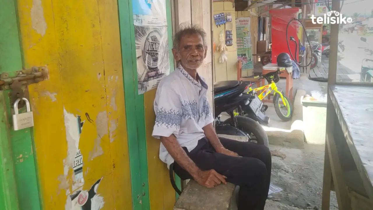 Kakek 70 Tahun Jadi Kuli Bangunan dan Ngojek Nafkahi Istri Stroke