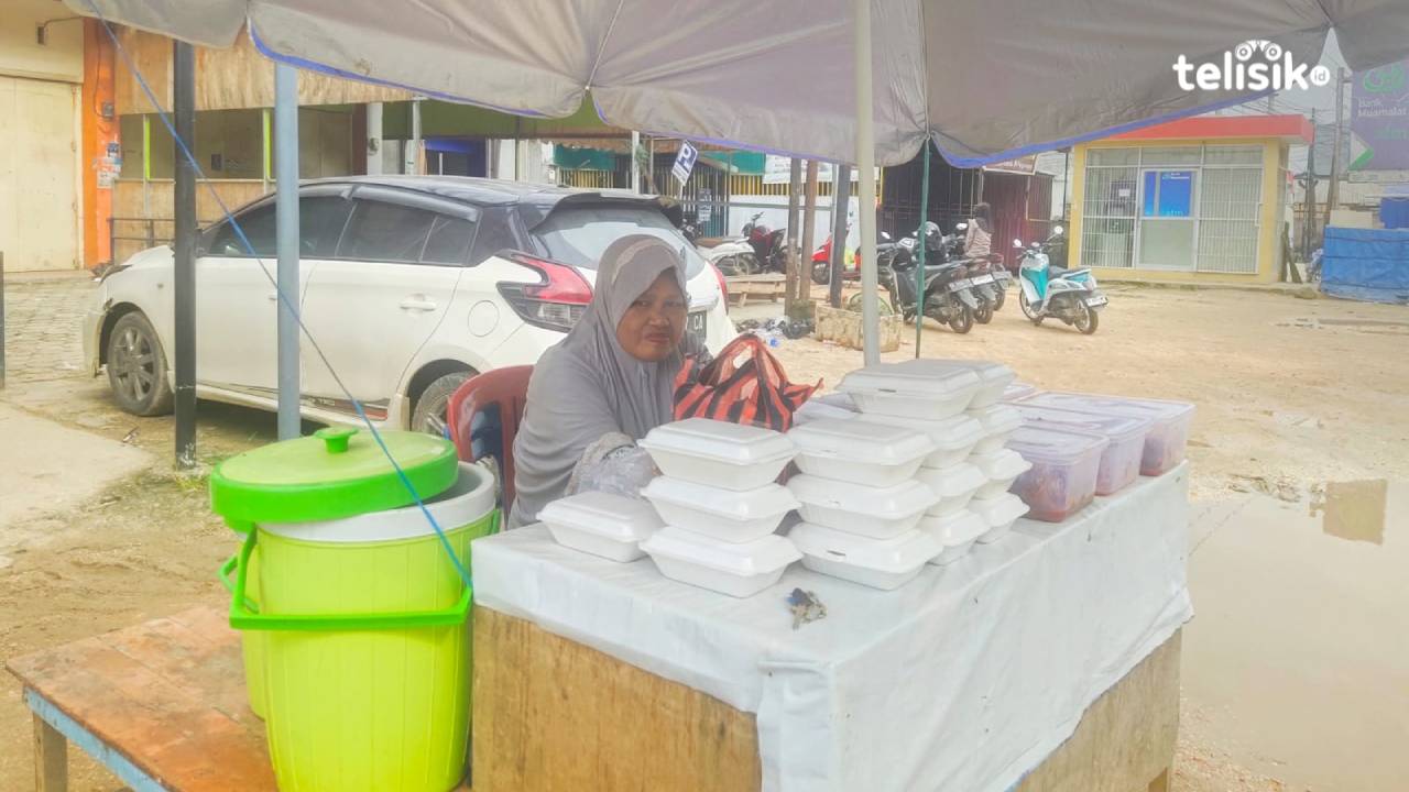 Penjual Nasi Ini Bisa Sekolahkan Anak hingga Sarjana