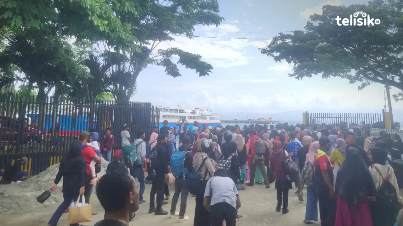 Penumpang Kapal Cepat Membludak, Rela Duduk Melantai