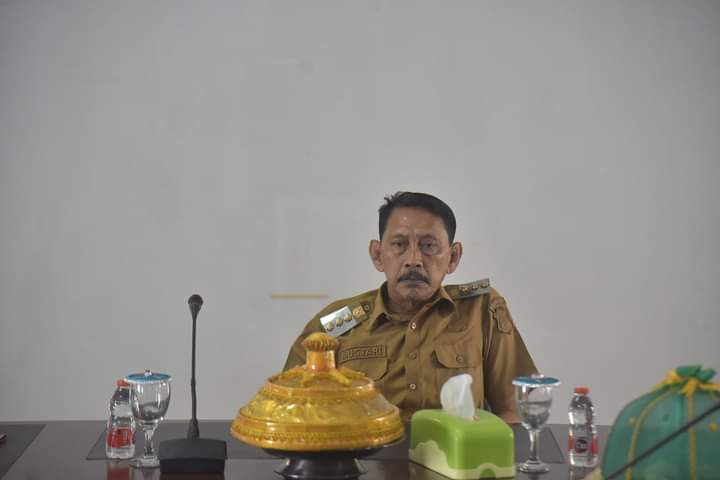 Pj Bupati Buton Sentil Disiplin ASN, Soroti Rumput Liar di Luar Gedung Takawa