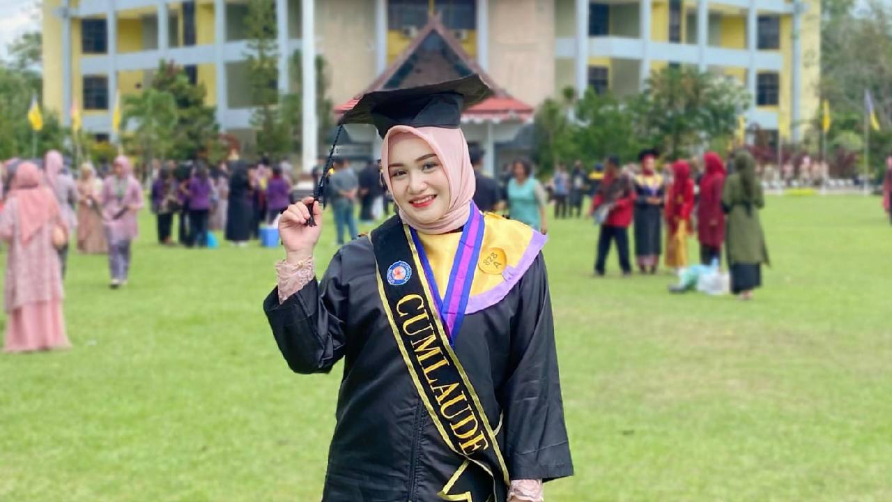 Putri Asal Konawe Selatan jadi Wisudawan Terbaik UHO, Ini Kisahnya
