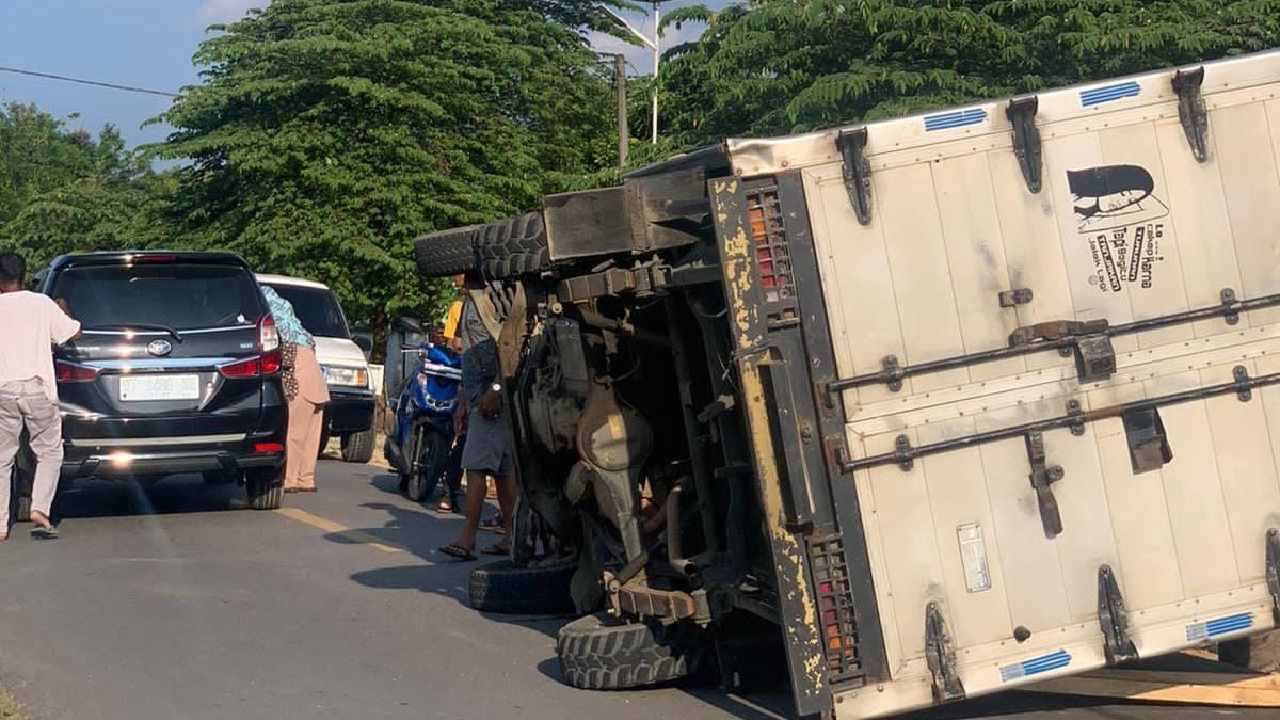 Satu Unit Mobil Boks di Muna Barat Terguling