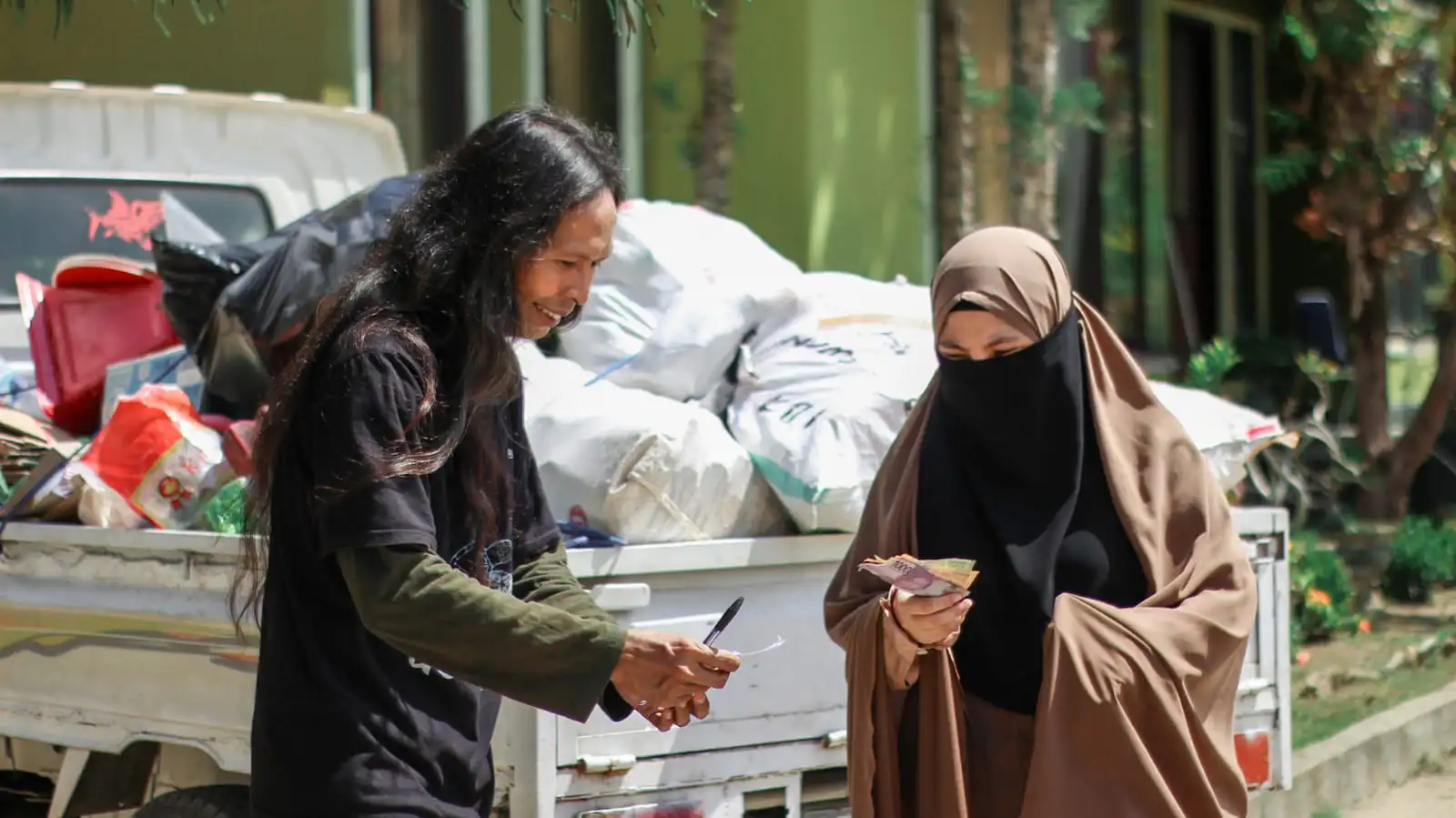 Unik, Sekolah Islam di Kendari Ini Terima Pembayaran SPP Pakai Sampah