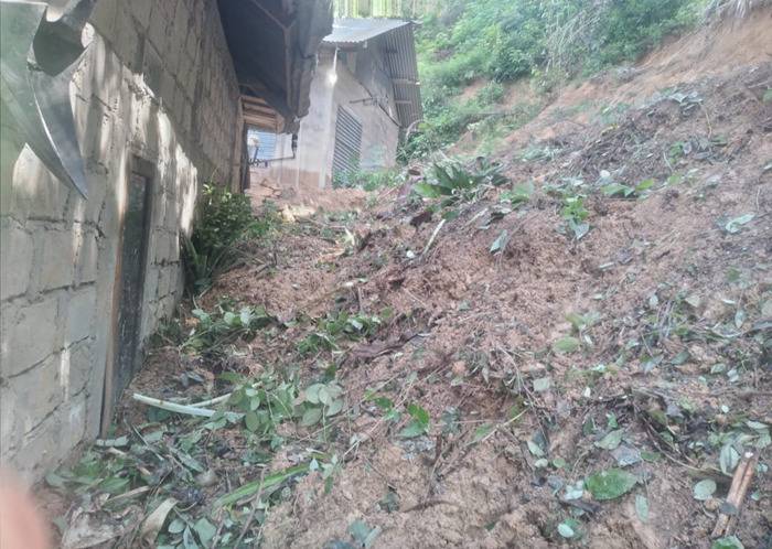 4 Rumah Warga Gunung Jati Tertimpa Longsor