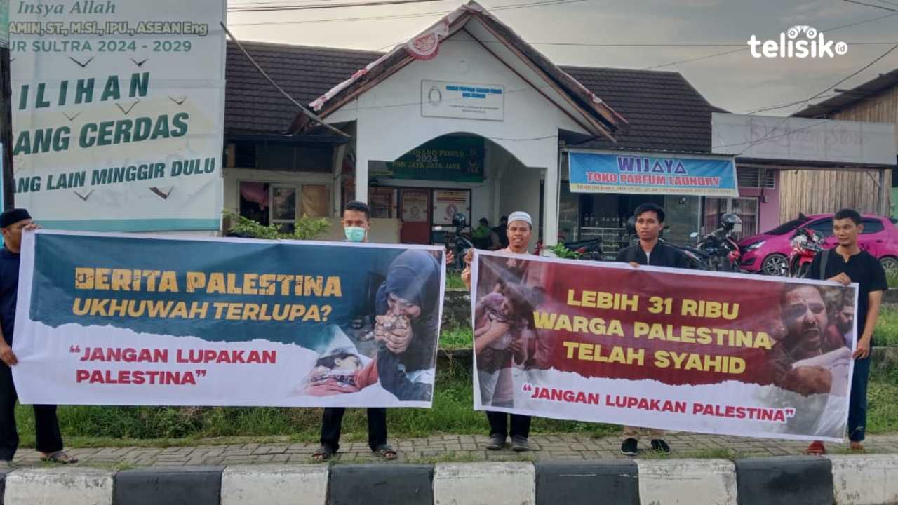 Aksi Bentang Spanduk Solidaritas untuk Palestina di Kendari