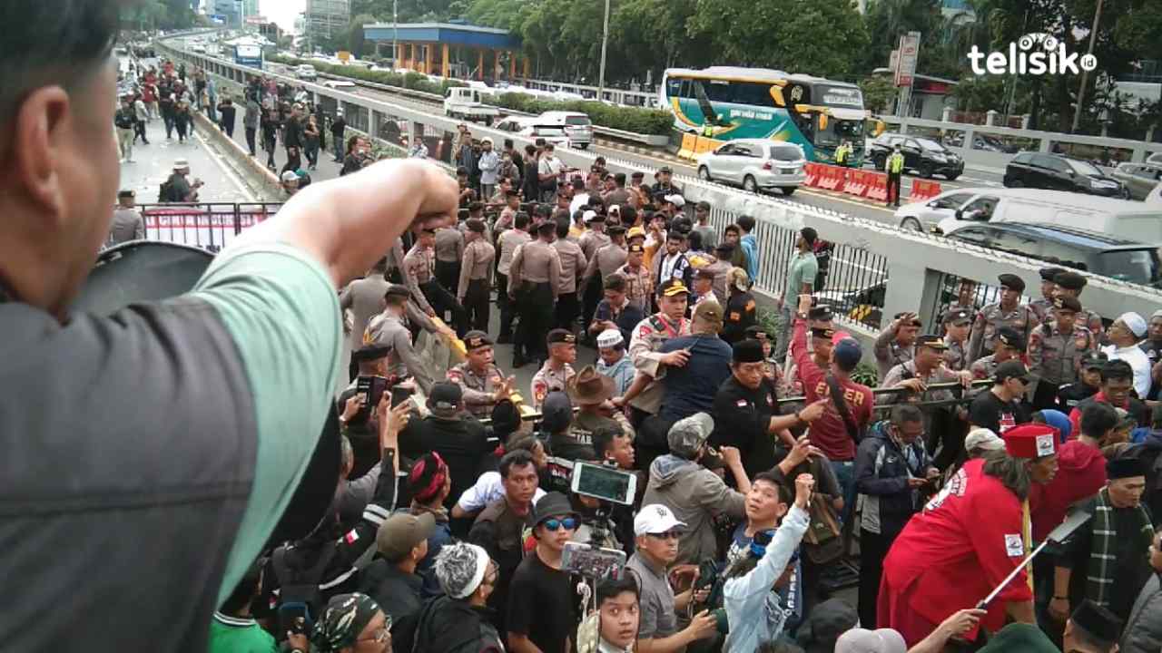 Anggota Fraksi PKS DPR Ikut Orasi dan Ungkap Kecurangan Pemilu 2024, Massa Saling Lempar dengan Pendemo Tandingan