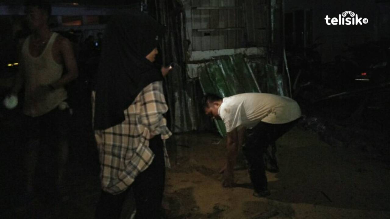 Aparat Bantu Selamatkan Pasien dan Kendaraan Tertimbun Lumpur