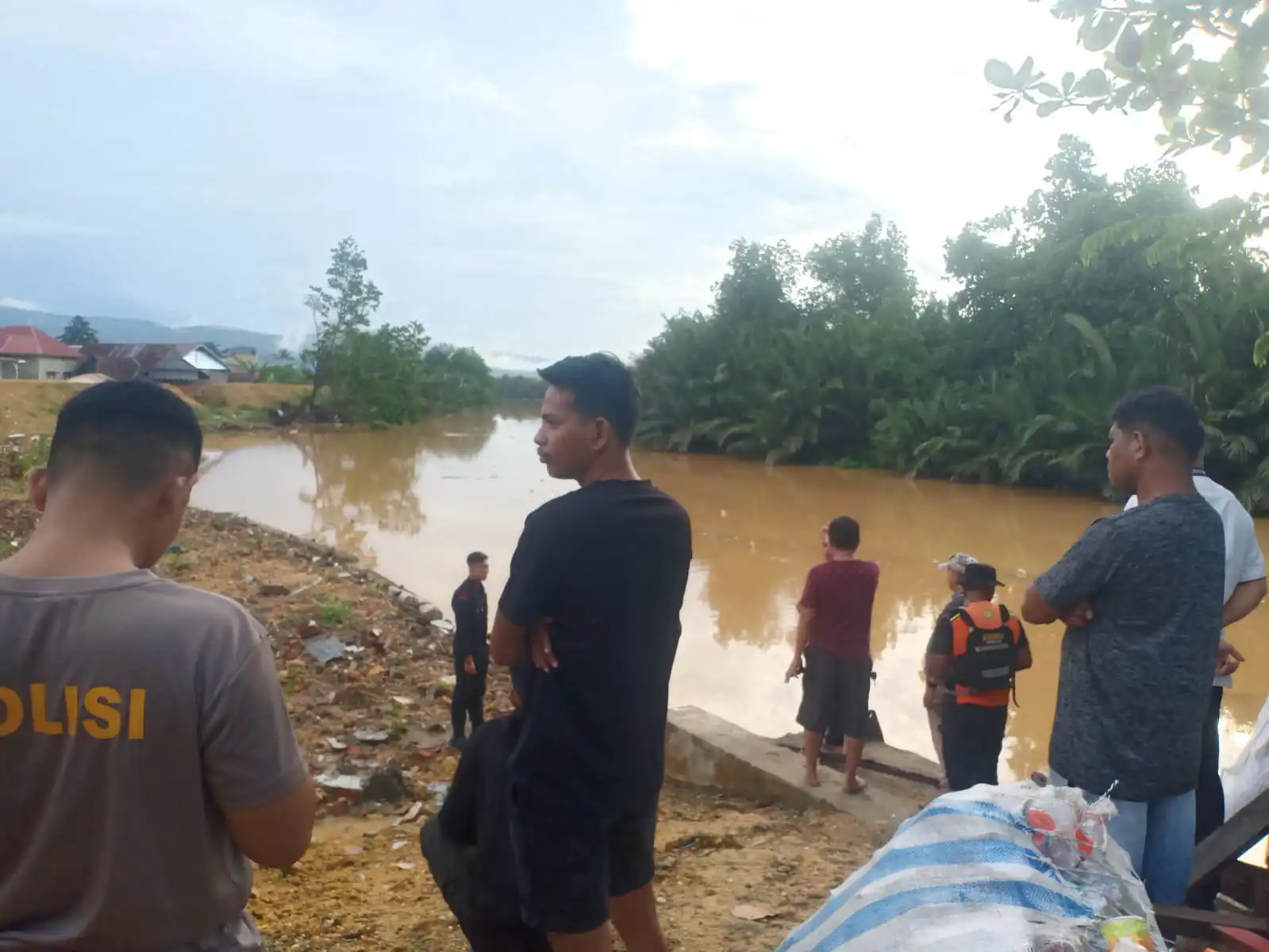 Balita Korban Arus Banjir di Kendari Dievakuasi ke Rumah Duka