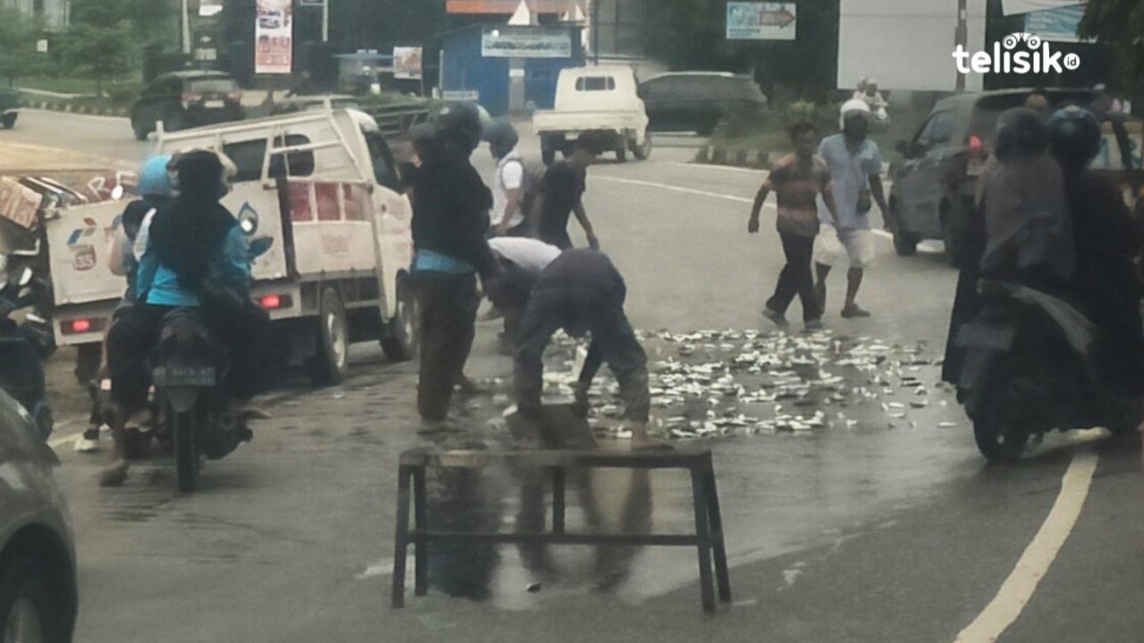Gegara Disenggol Anjing, Dagangan Penjual Ikan Berhamburan di Tengah Jalan