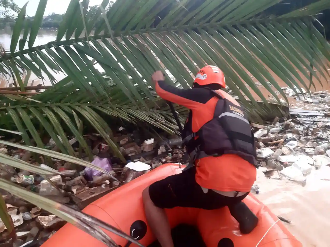 Geger Seorang Balita Terbawa Arus Banjir di Kendari