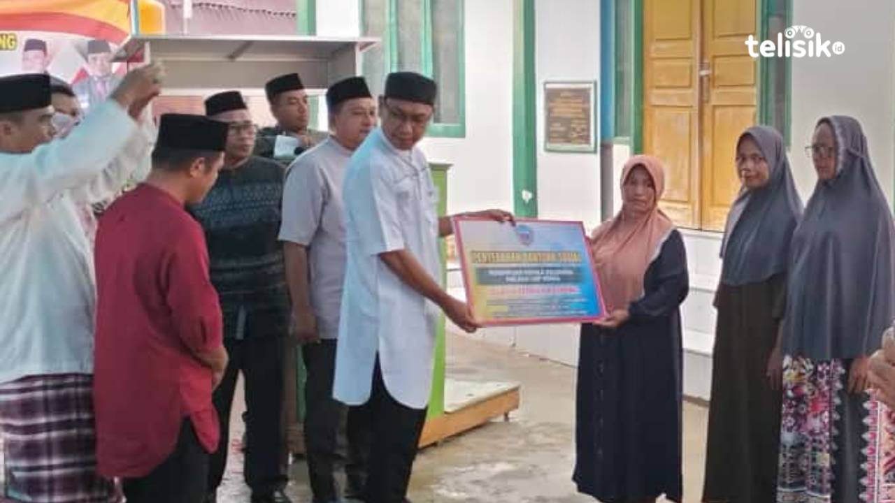 Janda di Buton Selatan Dapat Kambing Ternak Gratis