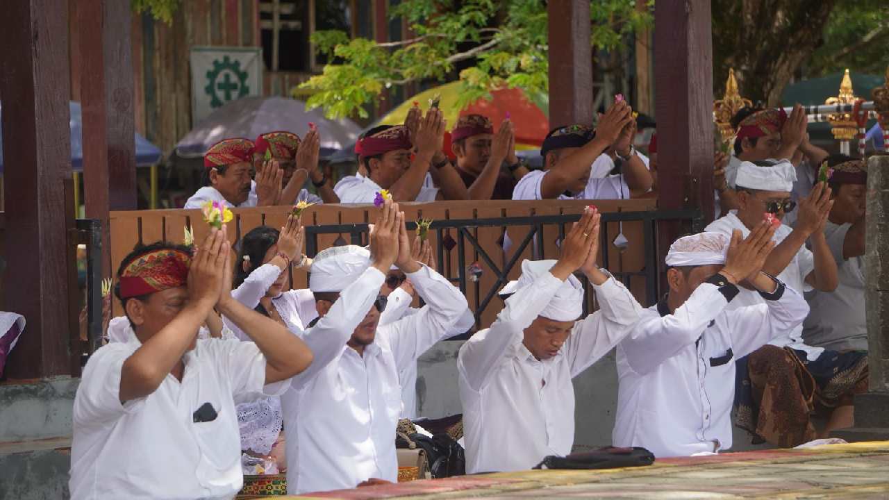 Jelang Perayaan Nyepi, Umat Hindu Kendari Gelar Upacara Melasti di Pantai Nambo